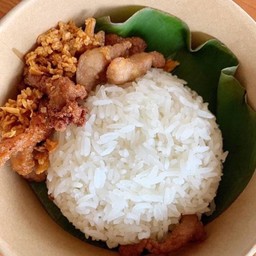 ผัดคะน้าหมูกรอบราดข้าว