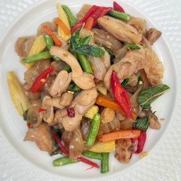 เส้นใหญ่ผัดขี้เมาไก่