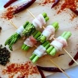 หมูสามชั้นพันหน่อไม้ฝรั่ง