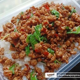 กระเพราหมูสับราดข้าว