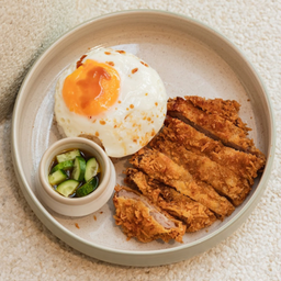 ข้าวหมูทอดแม็กกี้ไข่ดาว