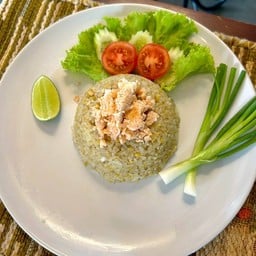 ข้าวผัดปลาแซลมอน