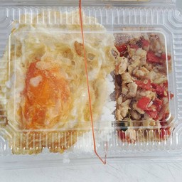 ข้าวกระเพราไก่สับไข่ดาว