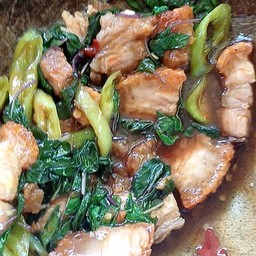 คะน้าหมูกรอบ