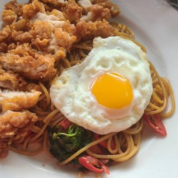 สปาเก็ตตี้ขี้เมาไก่กรอบ+ไข่ดาว(สะโพกทั้งชิ้น)