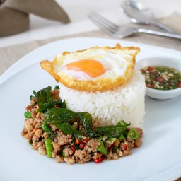 ข้าวกระเพราหมู+ไข่ดาว