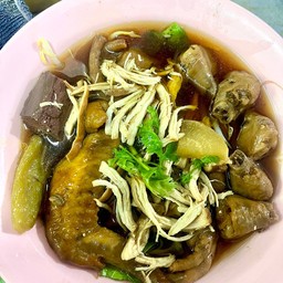 ก๋วยเตี๋ยวไก่ใส่ทุกอย่าง+ปีกบน
