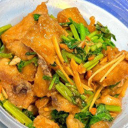 ปลาอินทรีย์ผัดขึ้นช่าย เป็นกับข้าว