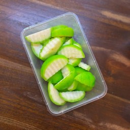 ฝรั่ง แช่บ๊วย