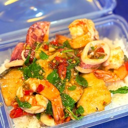 กะเพราทะเล กุ้ง+หมึก+ปลาอินทรีย์ ราดข้าว