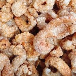 แคบหมูกรอบๆ โรยผงชีส