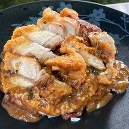 ข้าวหมูกรอบซอสพริกเผาเข้มข้น จัมโบ้!!