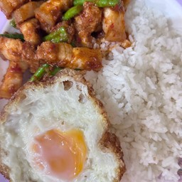 ข้าวหมูสามชั้นผัดพริกแกง+ไข่ดาว