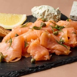 แพลตเตอร์แซลมอนรมควัน