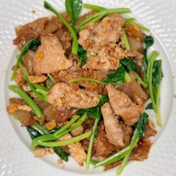 เส้นใหญ่ผัดซีอิ๊วหมูนุ่ม