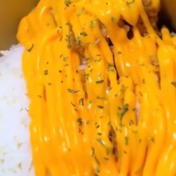 ข้าวหน้าไก่ทอดราดชีสดิป