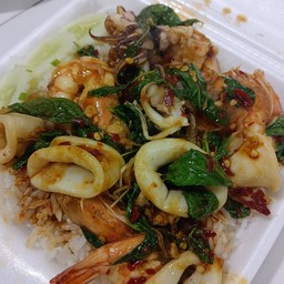 กระเพราปลาหมึก