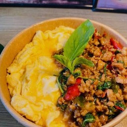 กระเพราหมูสับ+ไข่ข้น