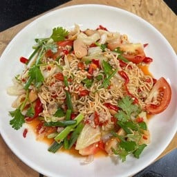 ยำมาม่าไก่กรอบ