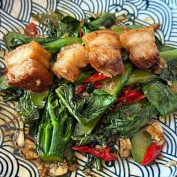 คะน้าฮ่องกงหมูกรอบ