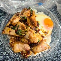 [อร่อยซ่ากับโค้ก] กระเพราหมูกร๊อบพริกแห้ง แถมไข่ดาวฟรี +  โค้ก ออริจินัล (กระป๋อง)