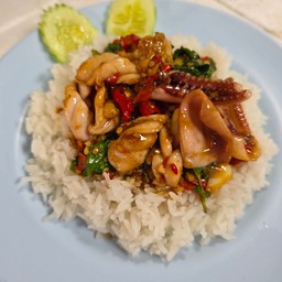 ข้าวราดกระเพราปลาหมึก