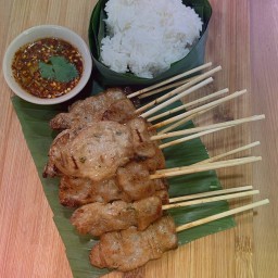 เซ็ท อิ่มจุกๆ หมู 15 เหนียว 3 พร้อมแจ่ว
