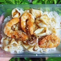 ทะเลกระเทียมราดข้าว