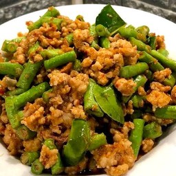 ข้าวราดพริกแกงหมูสับ