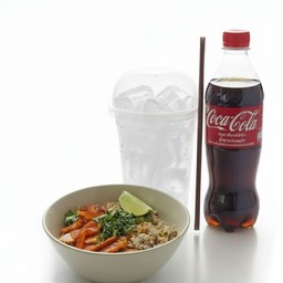 ก๋วยเตี๋ยวคู่กับ น้ำอัดลม พร้อมแก้วน้ำแข็ง