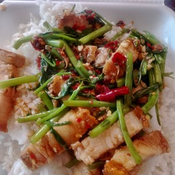 ข้าวราดผักบุ้งหมูกรอบ