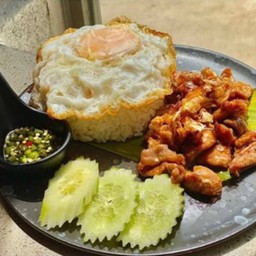 ข้าวหมูกระเทียม Fried pork with garlic on rice