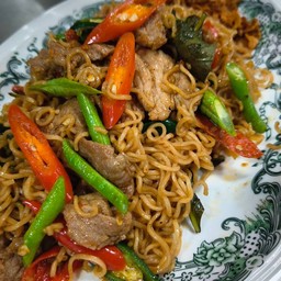 มาม่าผัดฉ่า หมู หรือ ไก่