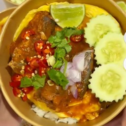 ข้าวไข่ข้นยําปลากระป๋องราดข้าว