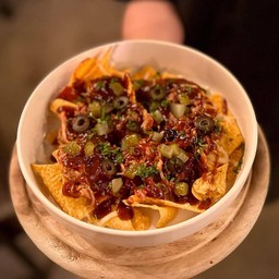 แผ่นมันฝรั่ง ราดชีส โรยด้วย หัวไหล่หมูรมควัน