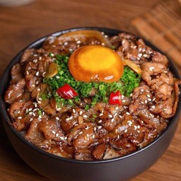 ส่วนผสมมีหมูสันคอ ผัดใส่หัวหอมใหญ่ ปรุงรสด้วยซอสเกาหลี พร้อมไข่ดองซีอิ๊ว