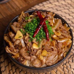 ข้าวหน้าหมูสามชั้นผัดซอสเกาหลี+พริกแห้ง