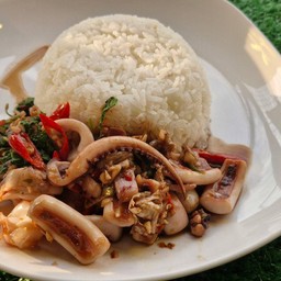 กะเพราปลาหมึก หมึกกรอบ ๆ กะเพราหอม ๆ