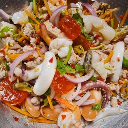 ยำรวมทะเลไข่แดงเค็ม