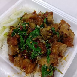 กระเพราหมูกรอบ