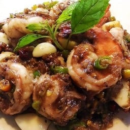 กุ้งผัดเคยใต้ถั่วฝักยาว