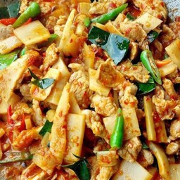 ผัดพริกแกงหน่อไม้ดองหมูชิ้น(เป็นกับข้าว