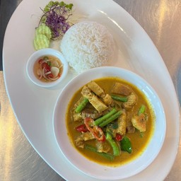 ข้าวสามชั้นผัดพริกเเกง