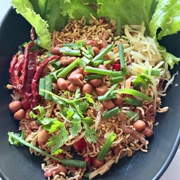 ยำแหนม ใส่มาม่ากรอบ