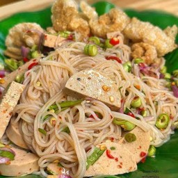 ยำขนมจีนใส่หมูยอ