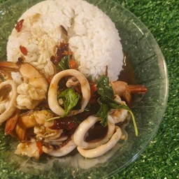 กะเพราทะเล สองใจ เลือกไม่ถูกว่าจะกินอะไรดี