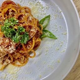 สปาเก็ตตี้ซอสมะเขือเทศ ไส้กรอก กระเทียม โหระพา