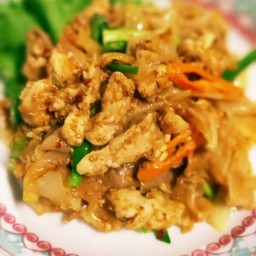 เส้นใหญ่ผีดผงกะหรี่