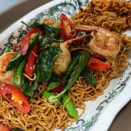 มาม่าผัดฉ่า กุ้ง หรือ ปลาหมึก