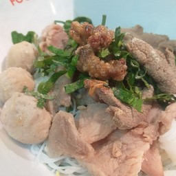 ก๋วยเตี๋ยวเรือ หมูหมักตับลูกชิ้น